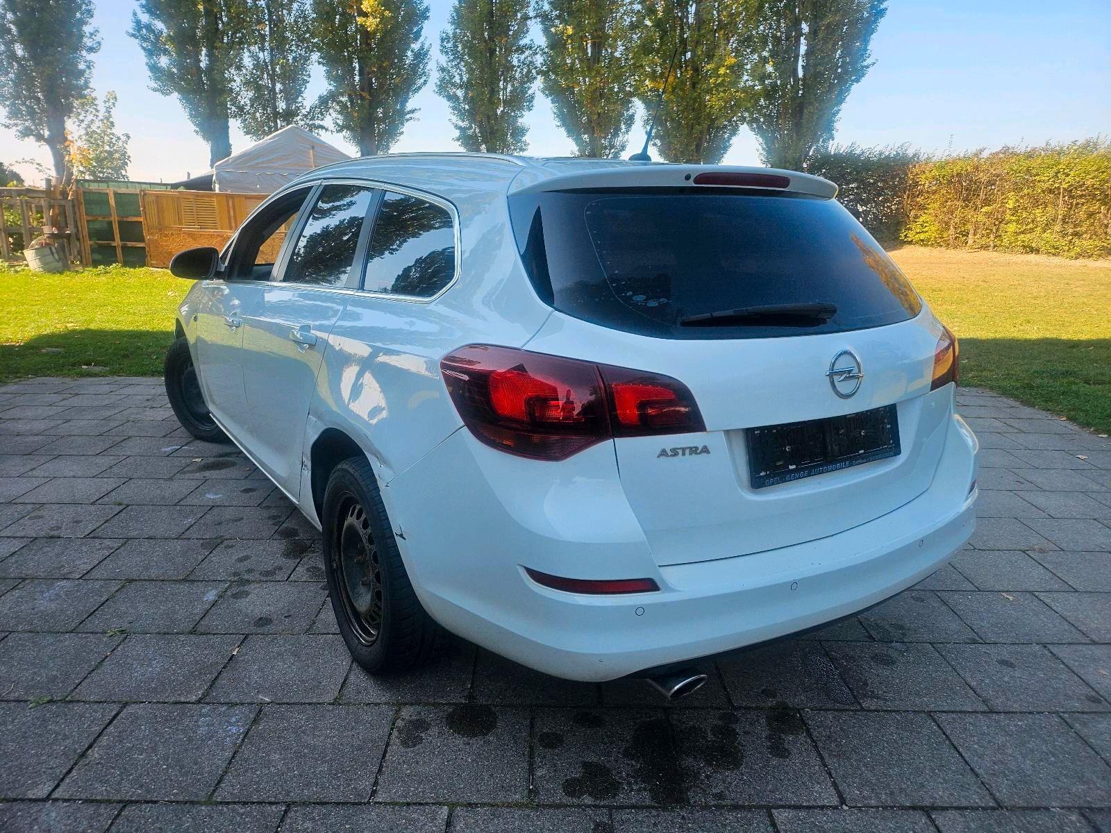 Opel Astra 2012 — photo 9
