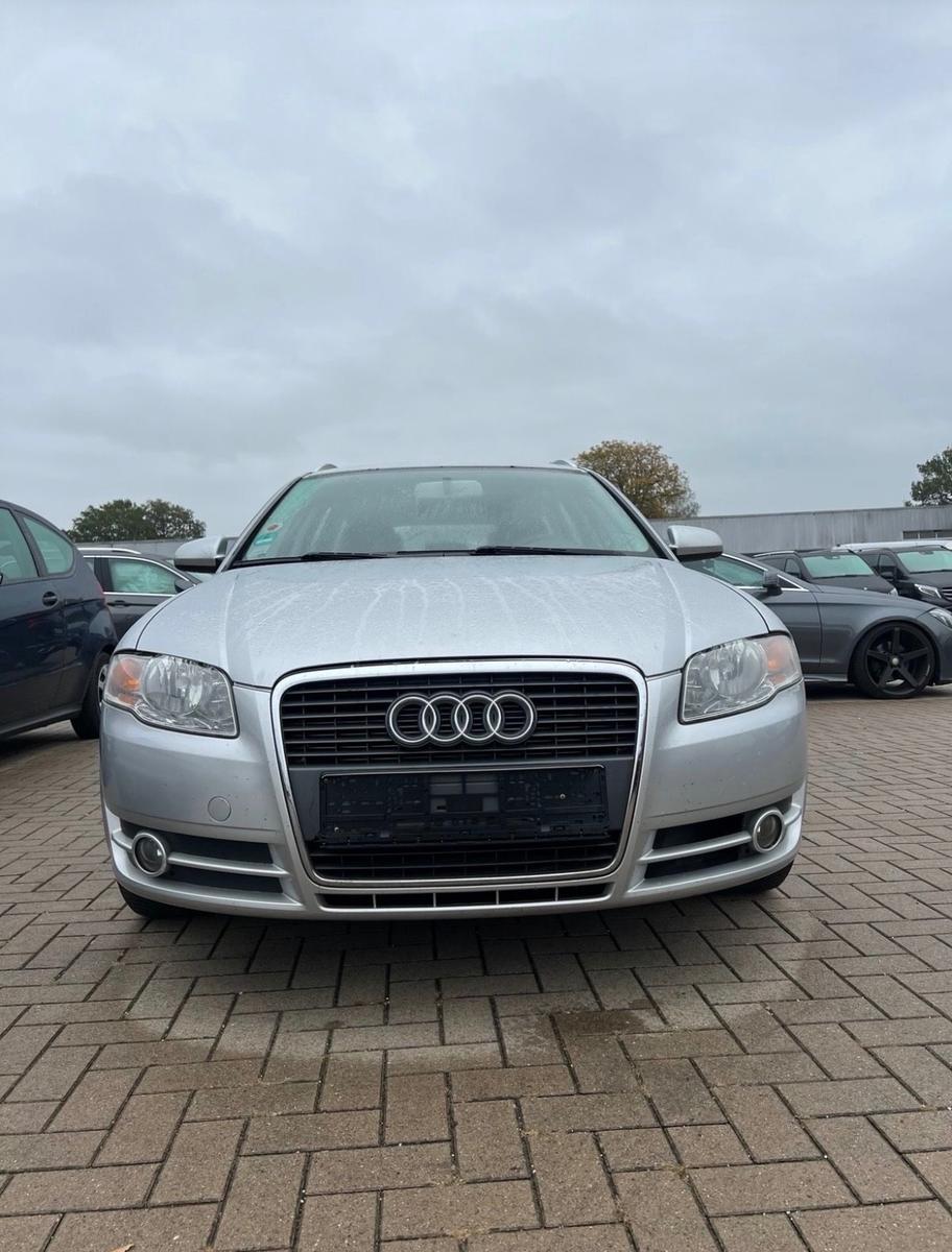 Audi A4 2006 — салон