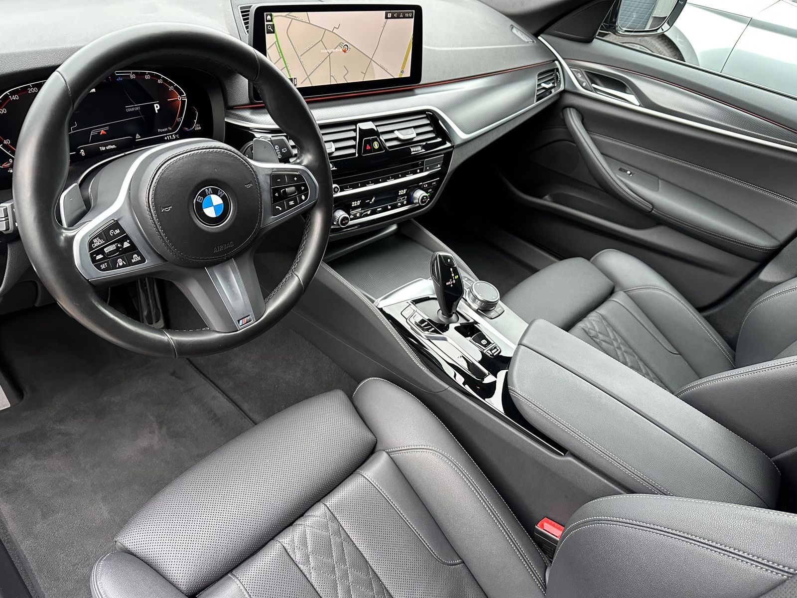Fahrzeugabbildung BMW 520d Touring xDrive M-Sport NAV+LED+AHK+KAM+ACC