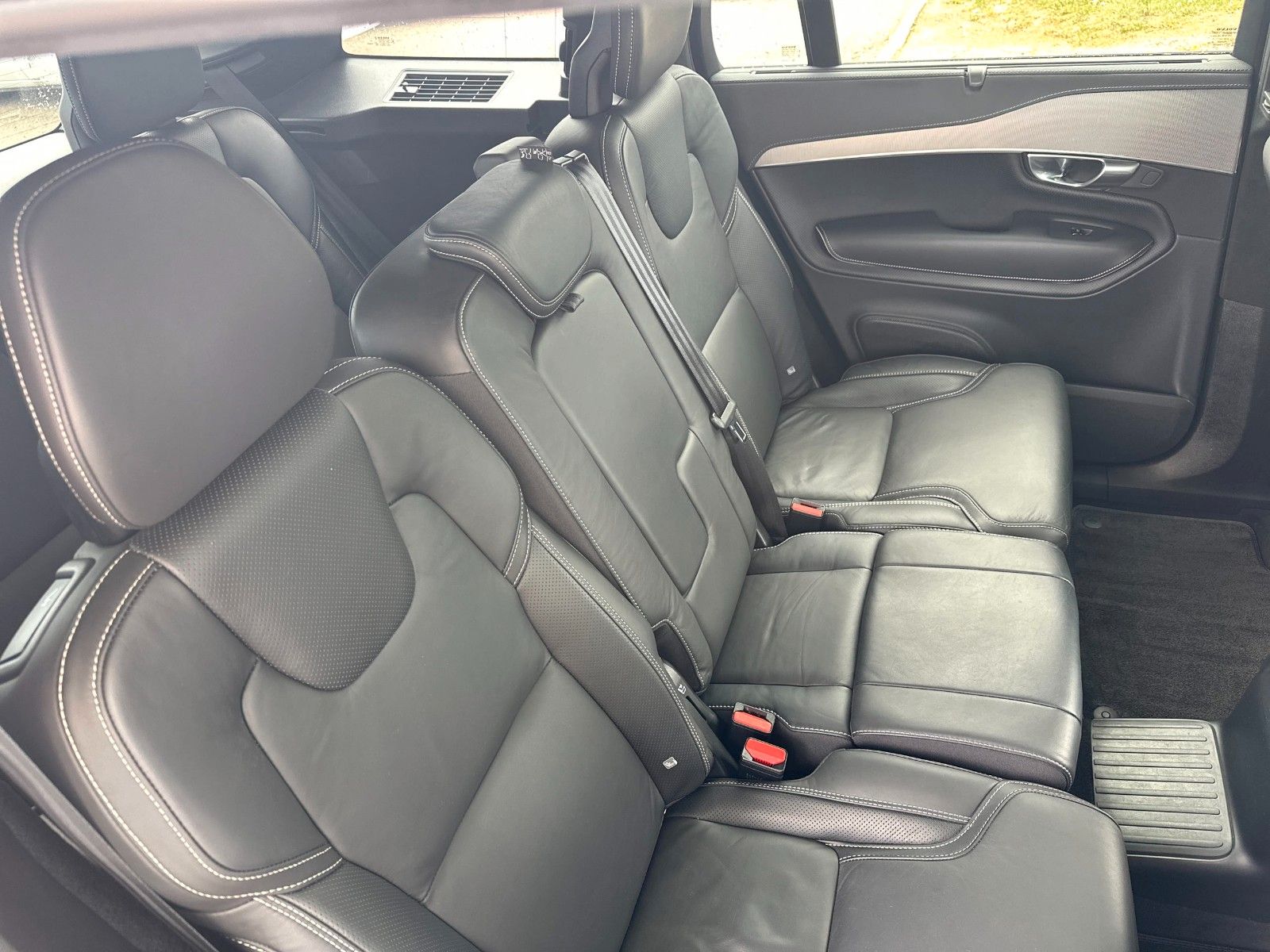 Fahrzeugabbildung Volvo XC90 Ultimate Dark Recharge Plug-In AWD, AHK