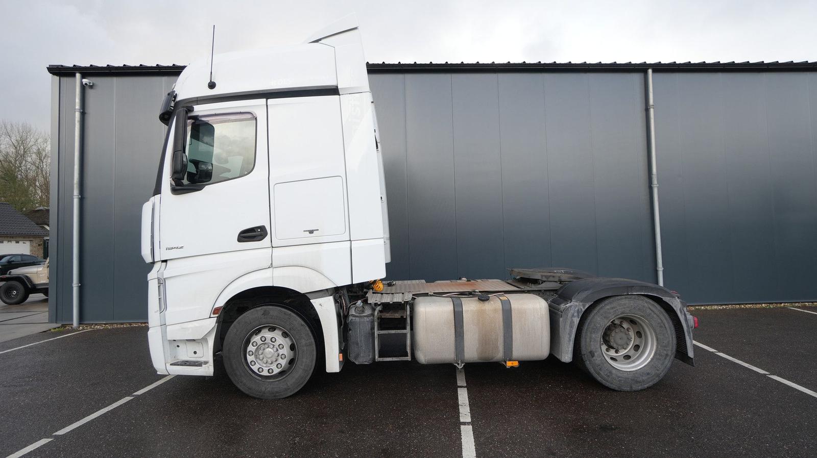 Mercedes-Benz Actros 1942 tractor unit with broken engine
