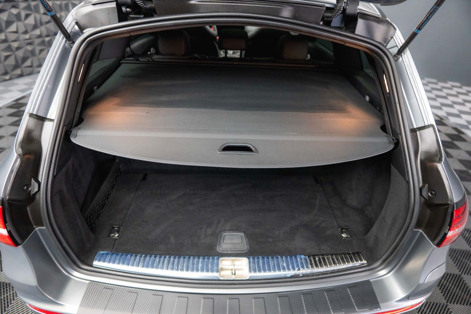 Fahrzeugabbildung Mercedes-Benz E 300de AMG Night-Paket Designo *Pano*ACC*LED*