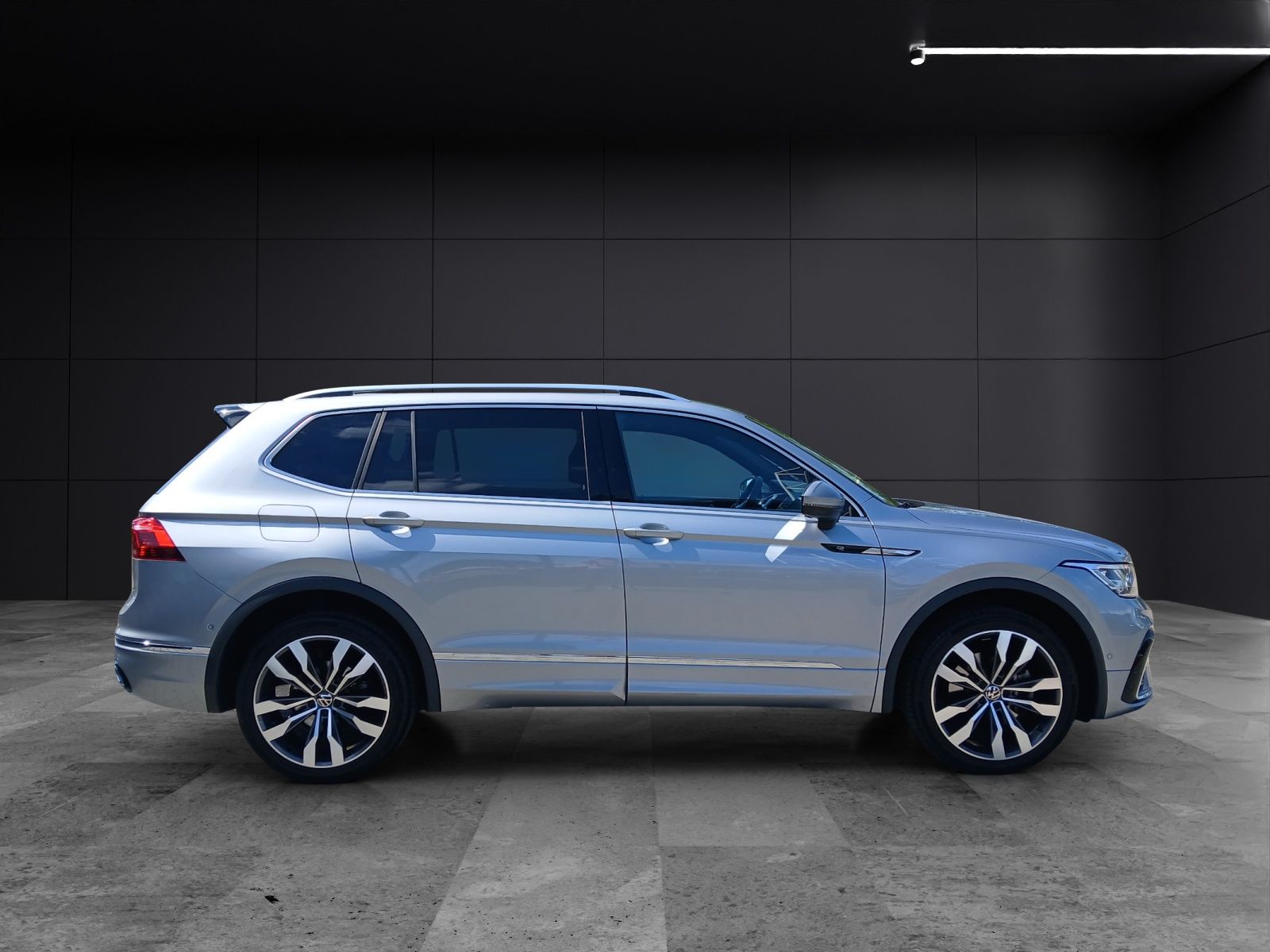 Fahrzeugabbildung Volkswagen Tiguan Allspace TDI R-Line DSG 4M STH Matrix AHK