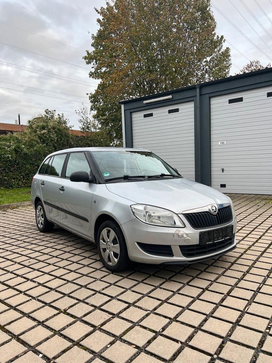 Skoda Fabia 2011 — rear view