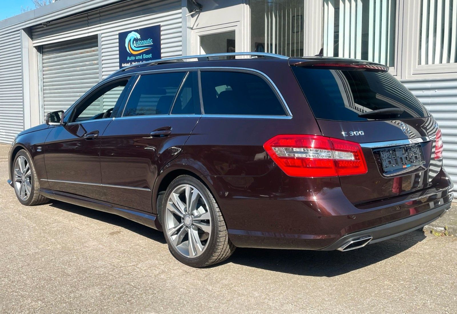 Fahrzeugabbildung Mercedes-Benz E 300 T CDI 7G AUT**AMG**LEDER NAVI GLASSD XENON