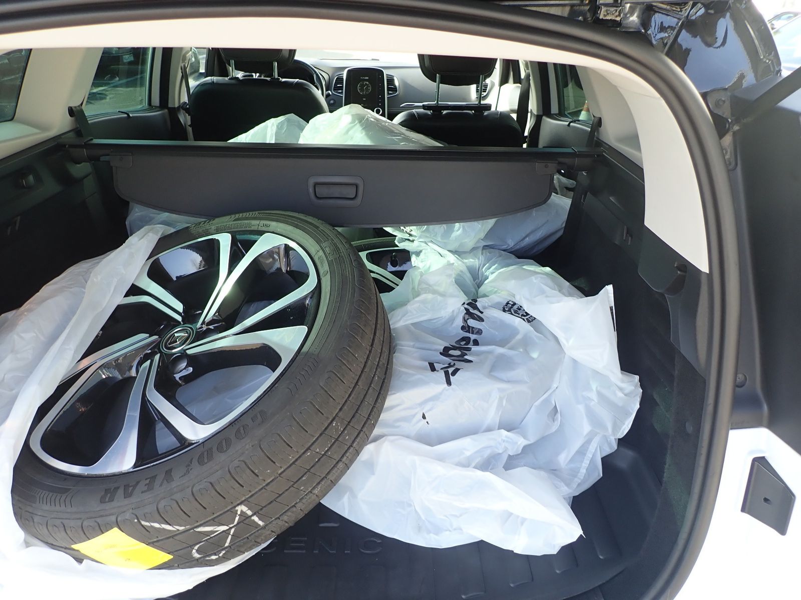 Fahrzeugabbildung Renault Scenic Grand BOSE Edition TCe 160 EDC