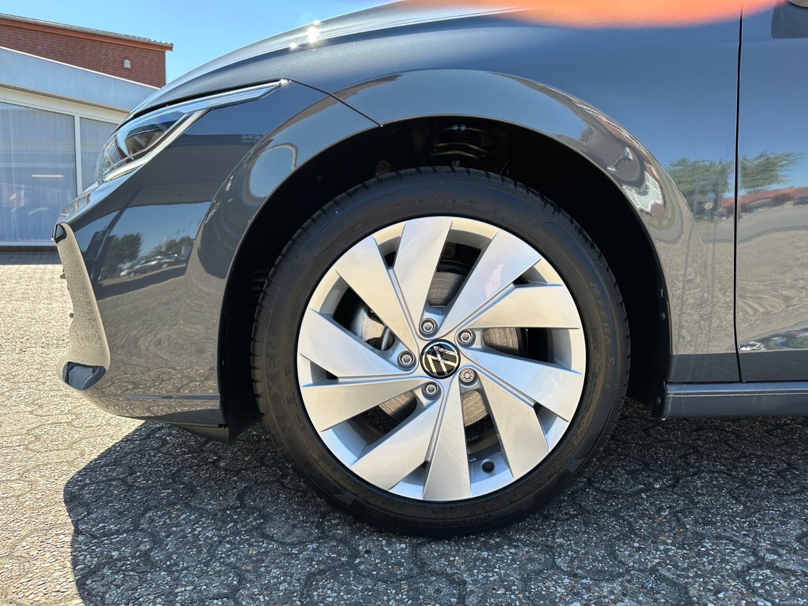 Fahrzeugabbildung Volkswagen Golf VIII Variant 1.5 TSI Life Navi/ACC/LED/Shzg