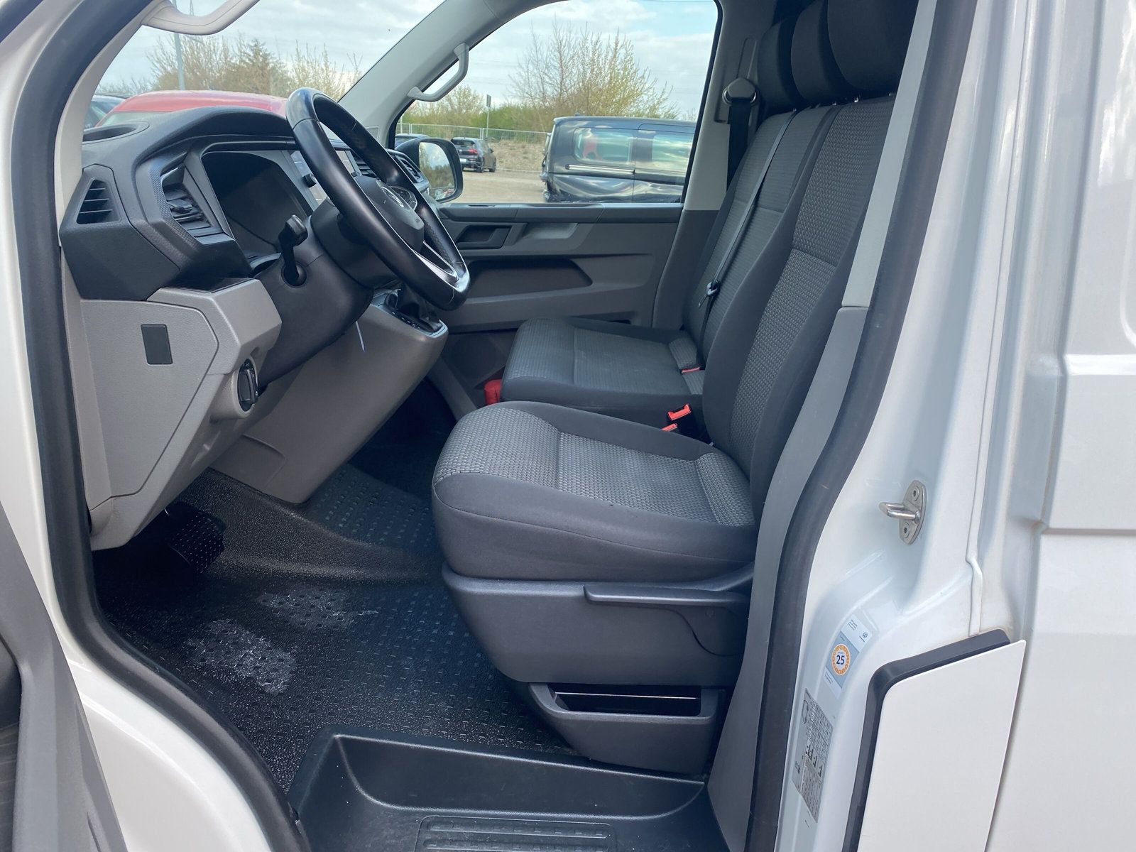 Fahrzeugabbildung Volkswagen T6 Transporter 2.0 TDI T6.1 lang Klima Navi ACC