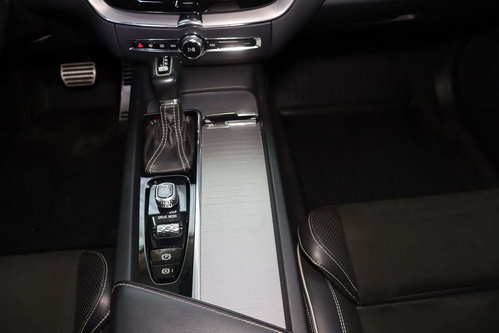 Fahrzeugabbildung Volvo XC60 D4 AWD R - Design aus 1. Hand