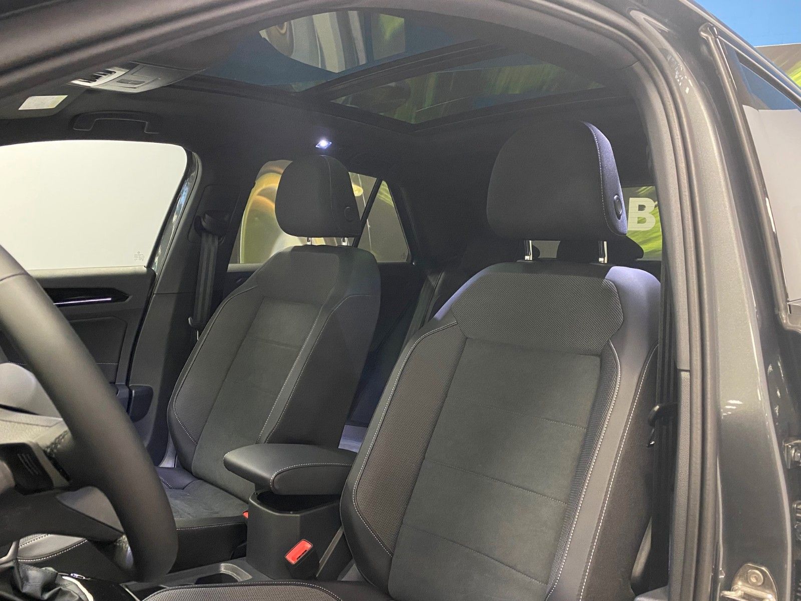 Fahrzeugabbildung Volkswagen T-Roc 1.5 TSI DSG+STYLE+PANORAMA+AHK+GARANTIE+BC