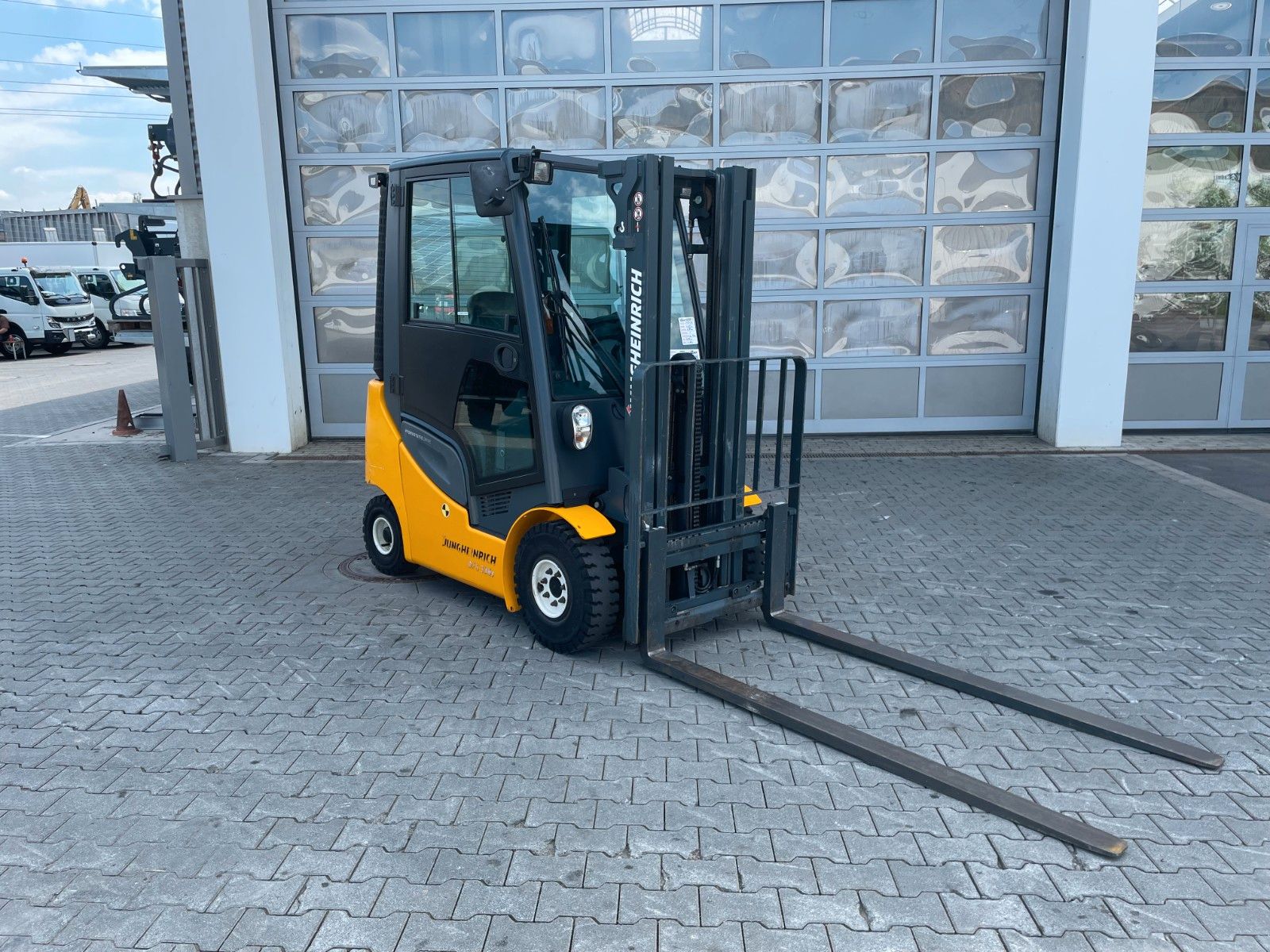 Fahrzeugabbildung Jungheinrich DFG 316s / Triplex: 4.4m / 2.008h / Klima / SS