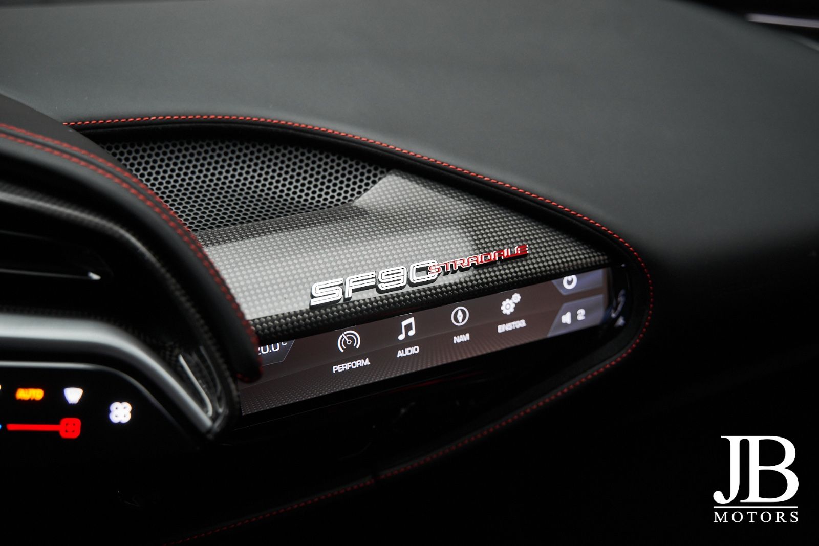 Fahrzeugabbildung Ferrari SF90 Stradale Full Carbon Lift Racing Seats JBL