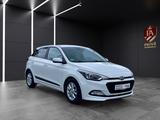 Hyundai i20 Passion SHZ~Lenkradhz~PDC~MFL~TOP Zustand - Hyundai i20: Weiß