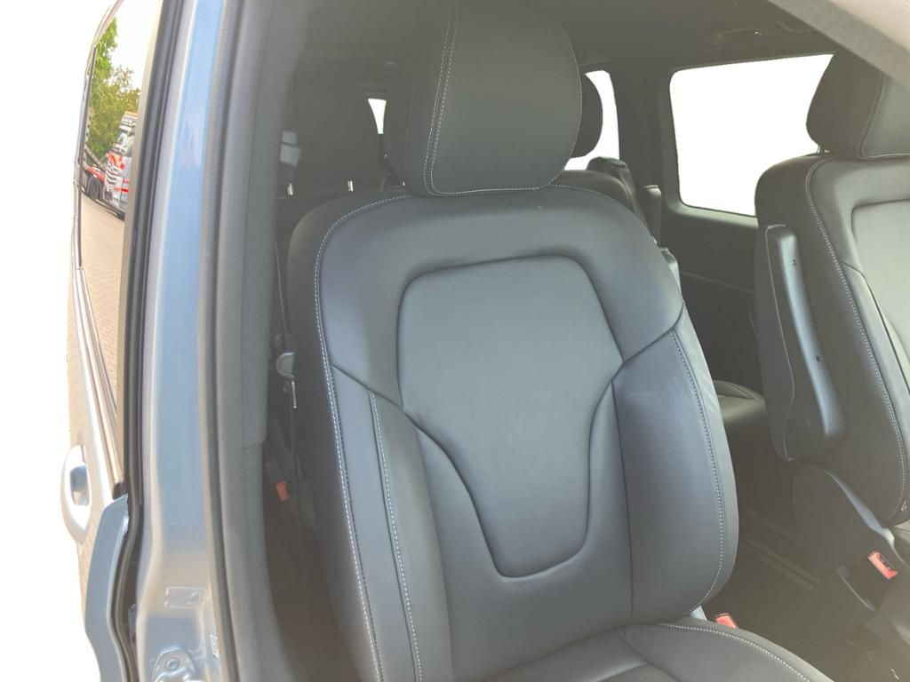 Fahrzeugabbildung Mercedes-Benz V 300 d EXCLUSIVE Lang AMG Line+Night Paket