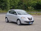 Lancia Ypsilon 1.2 69 CV 5 porte S&S Silver 2014 - silberne Lancia Ypsilon