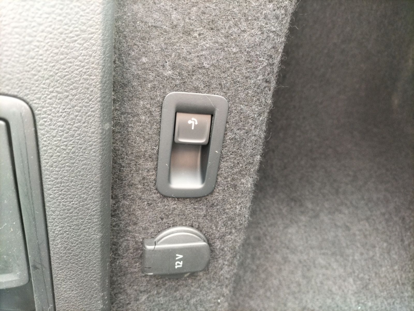 Fahrzeugabbildung Volkswagen Passat Variant TDI Business DSG Matrix AHK Navi