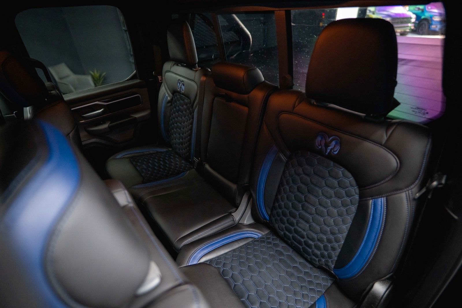 Fahrzeugabbildung Dodge RAM 5.7 V8 HEMI 4x4 OFFROAD Night-Paket LONGBED