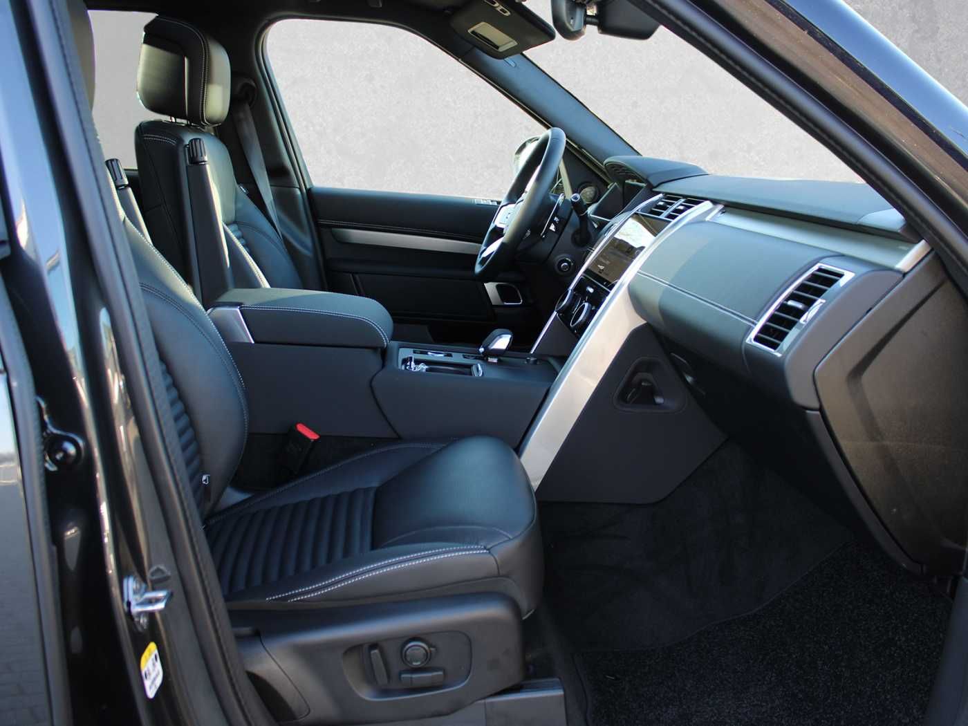 Fahrzeugabbildung Land Rover Discovery Diesel D250 Dynamic SE