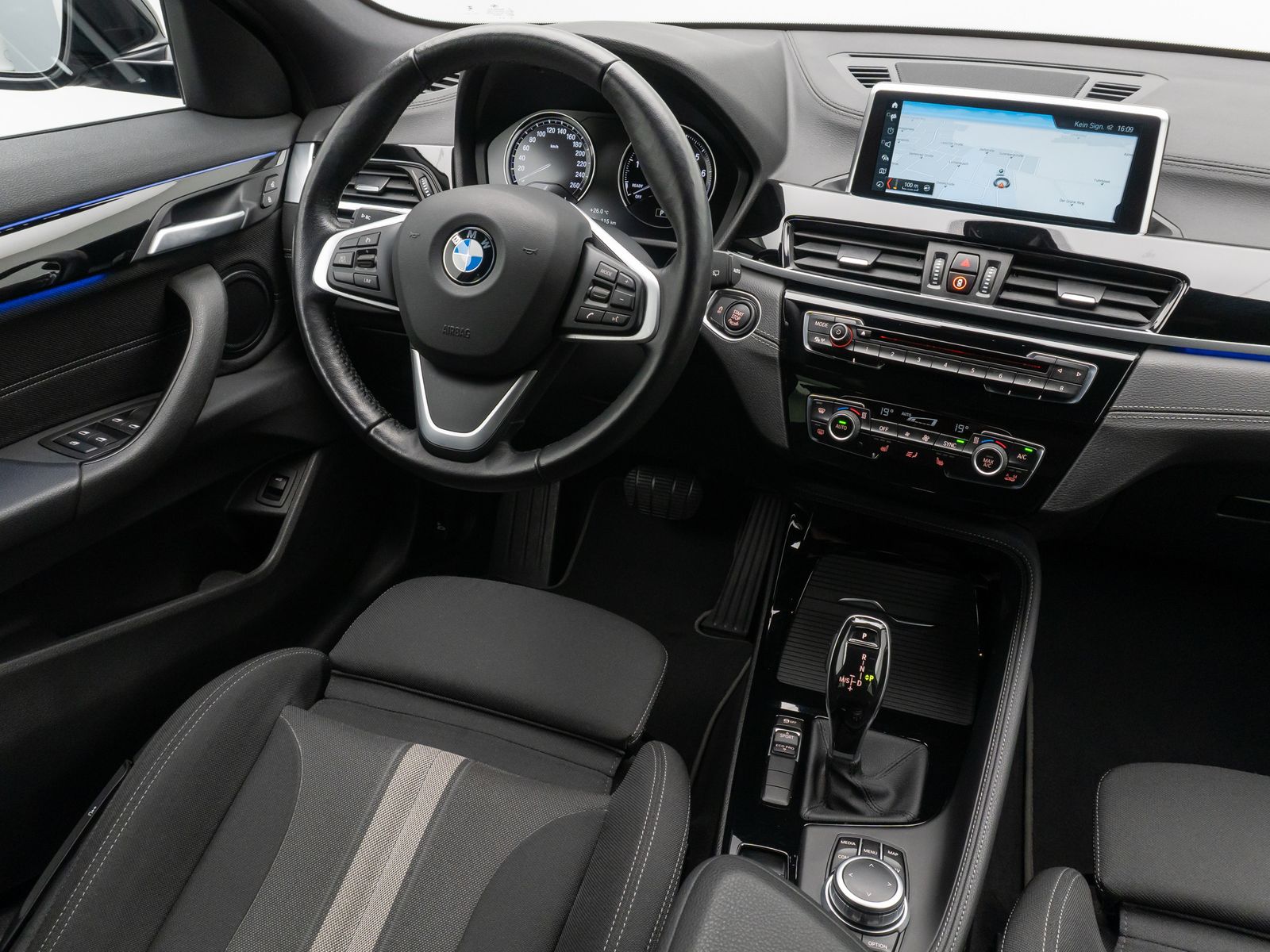 Fahrzeugabbildung BMW X2 sD18i  Kamera DAB AHK Navi HiFi Sportsitz 18"
