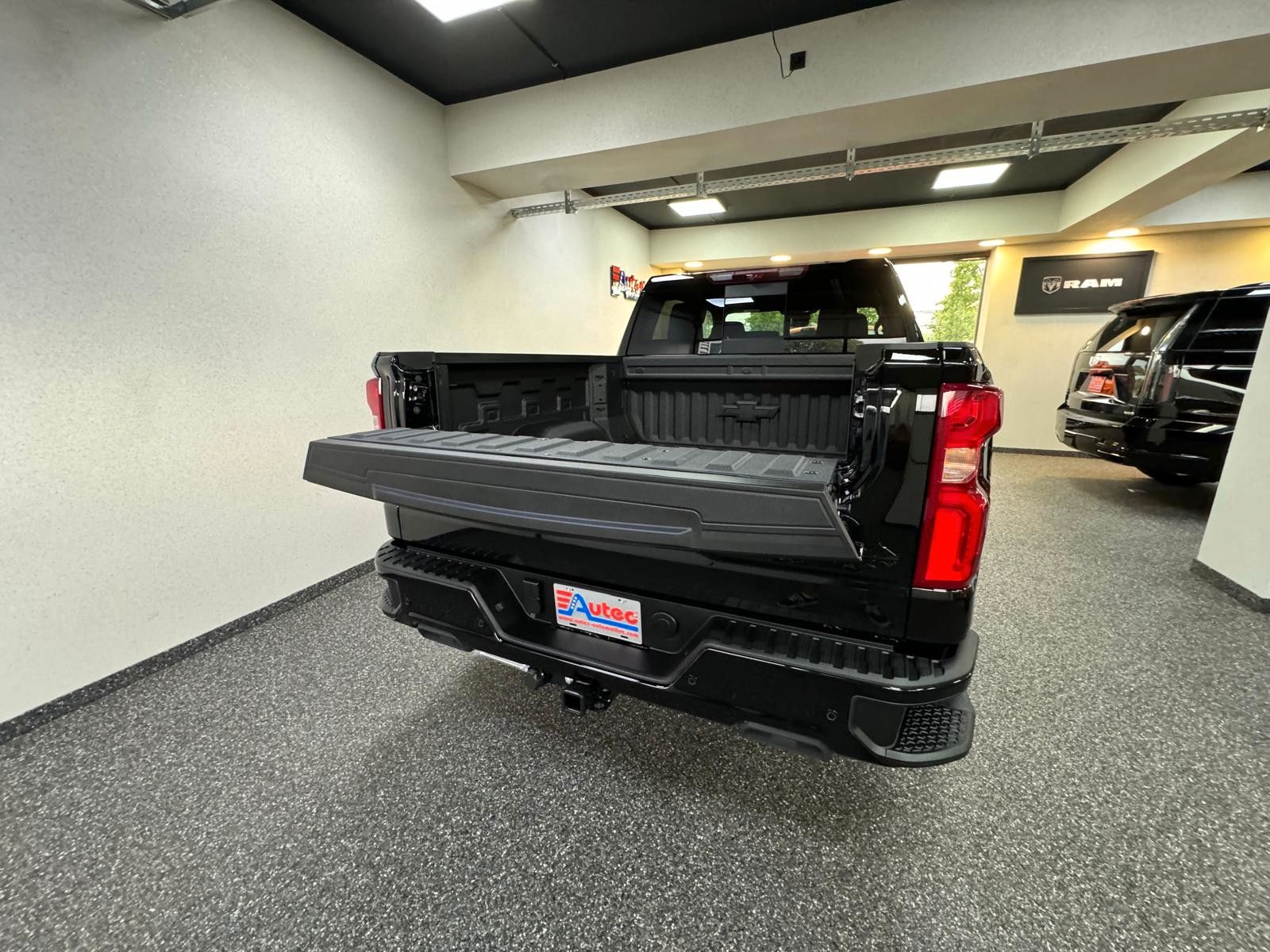 Fahrzeugabbildung Chevrolet 2026 SILVERADO MIDNIGHT DURAMAX DIESEL 4x4 HC