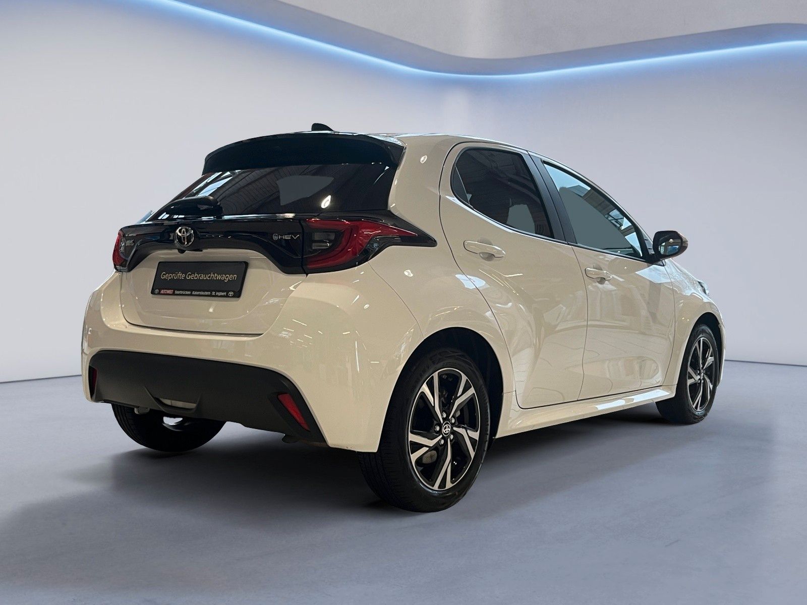 Fahrzeugabbildung Toyota Yaris Hybrid Teamplayer inkl. Rückfahrkamera