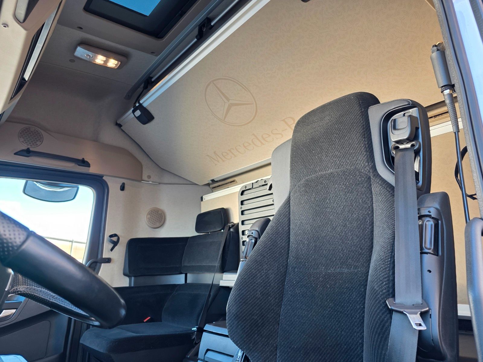 Fahrzeugabbildung Mercedes-Benz Actros 2551 L 6x2 Palfinger PK22002 Funk Solo