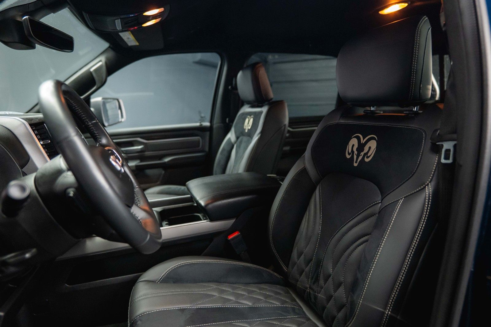 Fahrzeugabbildung Dodge RAM 5.7 V8 HEMI 4x4 OFFROAD Night-Paket *LED*19%