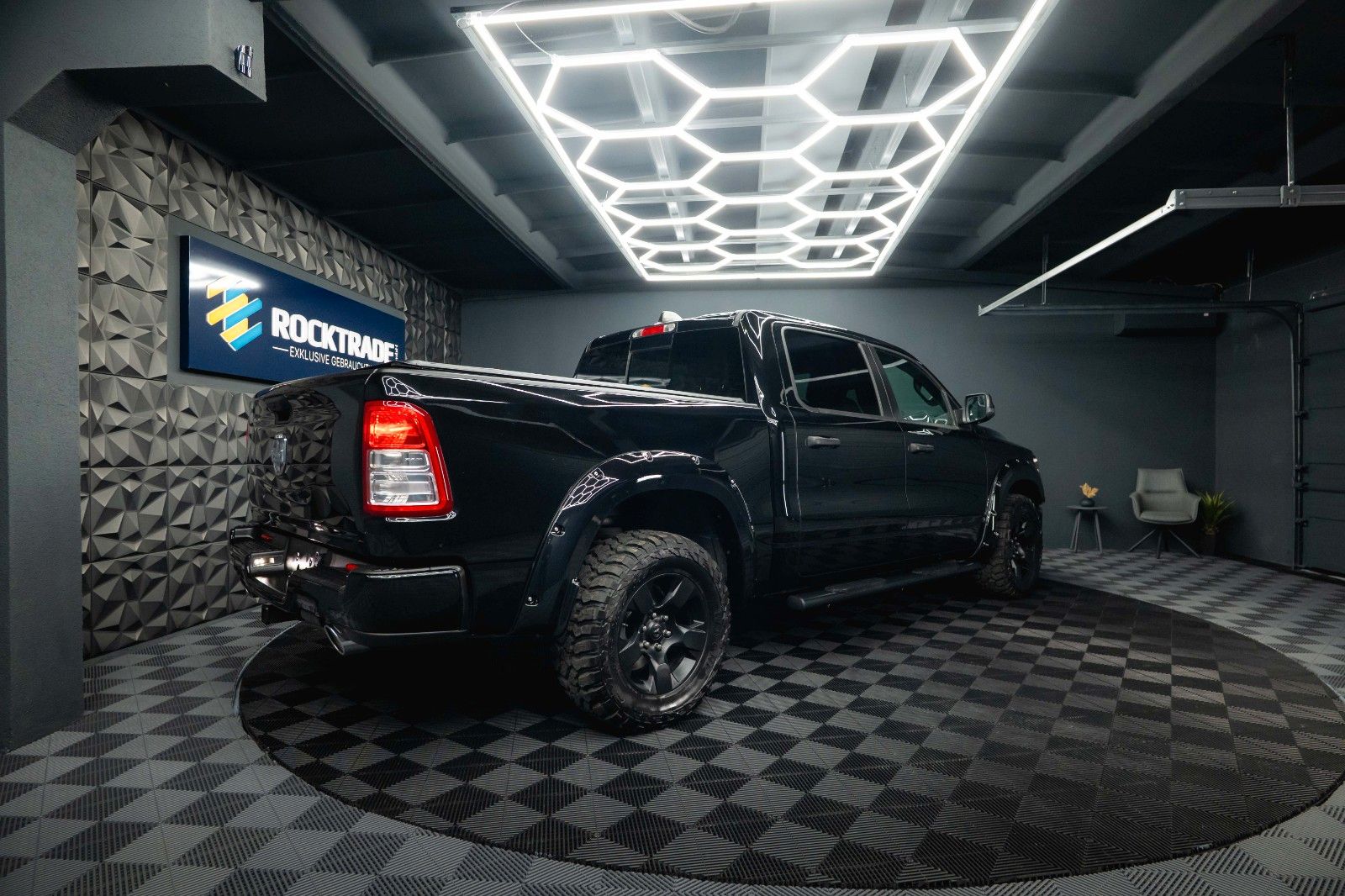 Fahrzeugabbildung Dodge RAM 5.7 V8 HEMI 4x4 OFFROAD Night-Paket *LED*19%