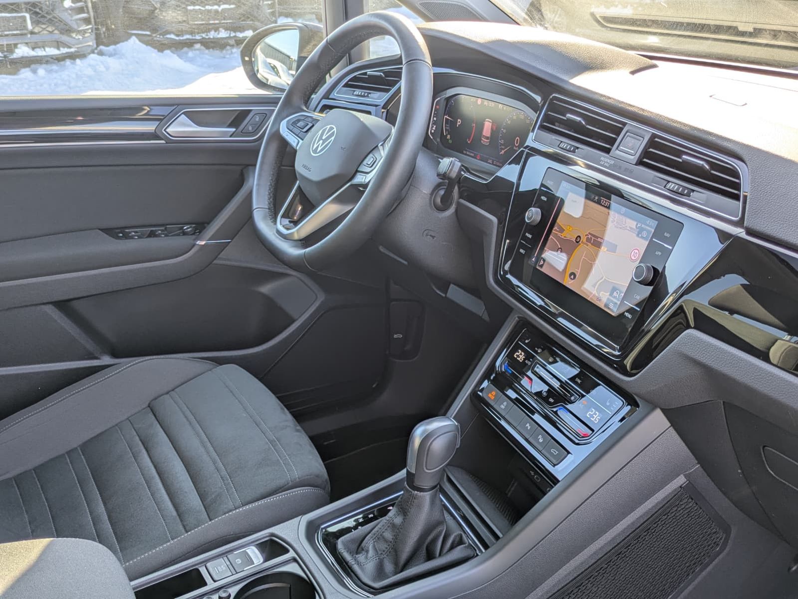 Fahrzeugabbildung Volkswagen Touran 2.0 DSG R-Line High BLACK Pano 7Si IQ AHK