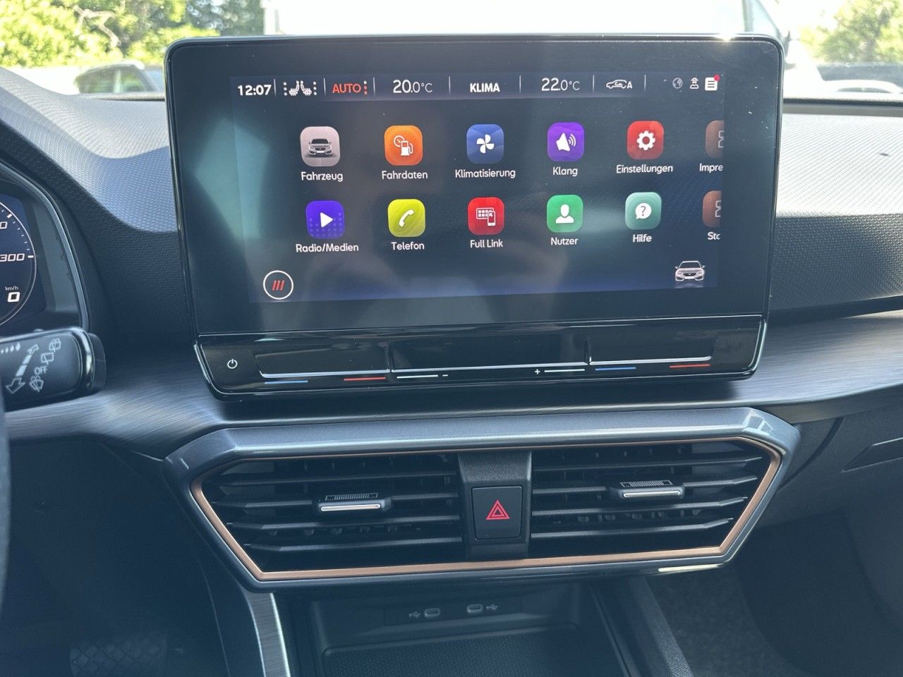 Fahrzeugabbildung CUPRA Leon Sportstourer 1.5 eTSI 150 PS DSG - mit KI generiert/bearbeitet