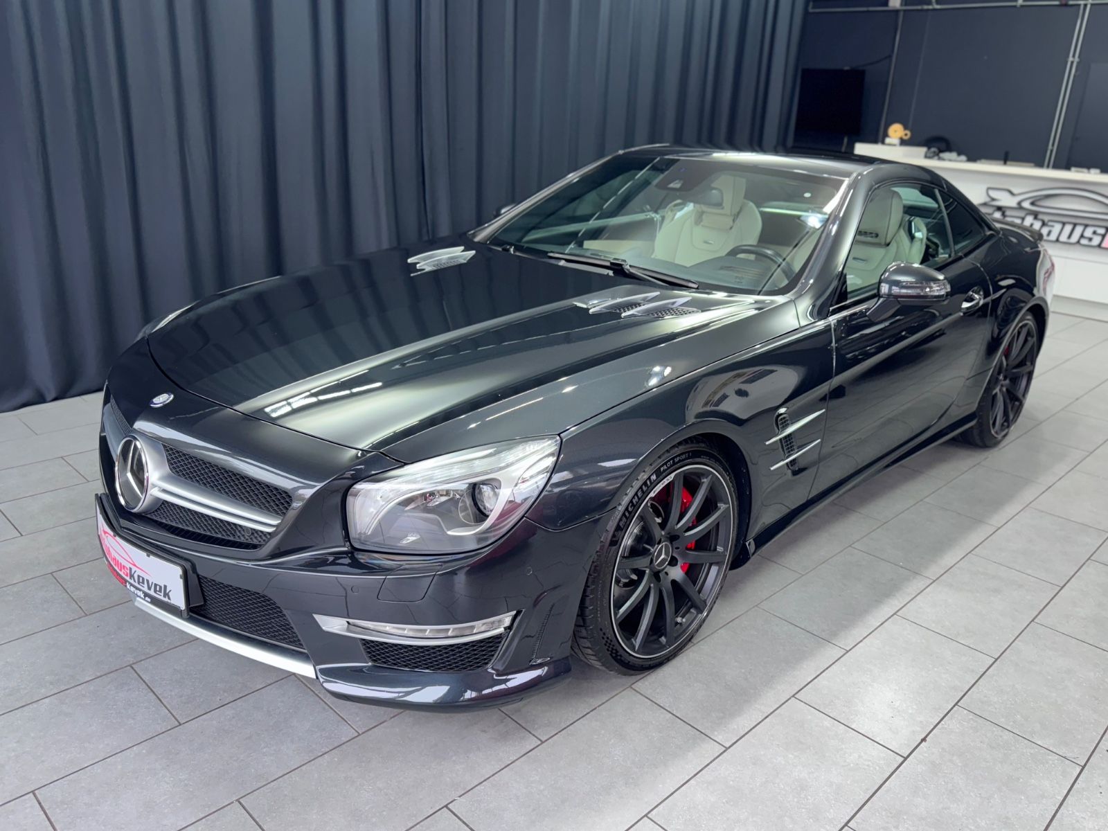 Fahrzeugabbildung Mercedes-Benz SL 63 AMG|PERFORMANCE PACKAGE|MASSAGE|H/K|VOLL