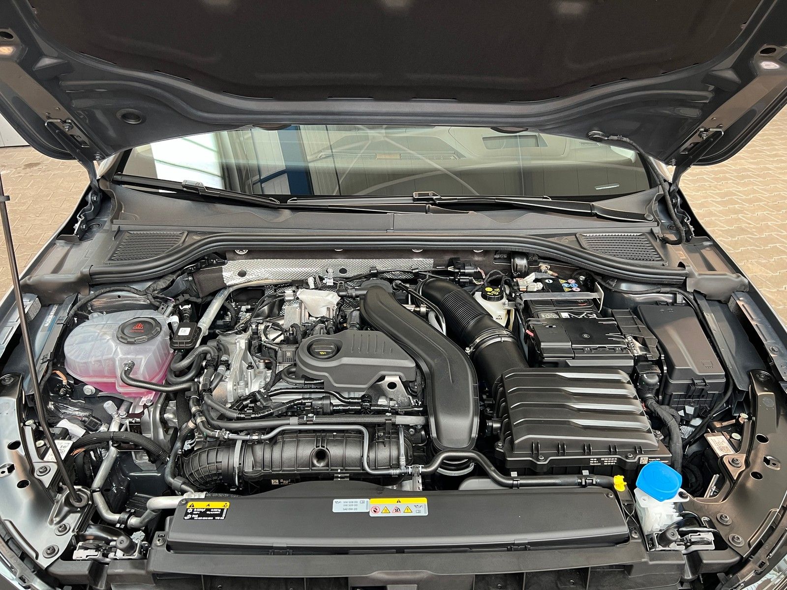 Fahrzeugabbildung Volkswagen Golf VIII Var. Style 1,5 eTSI DSG +IQ.Light+Navi