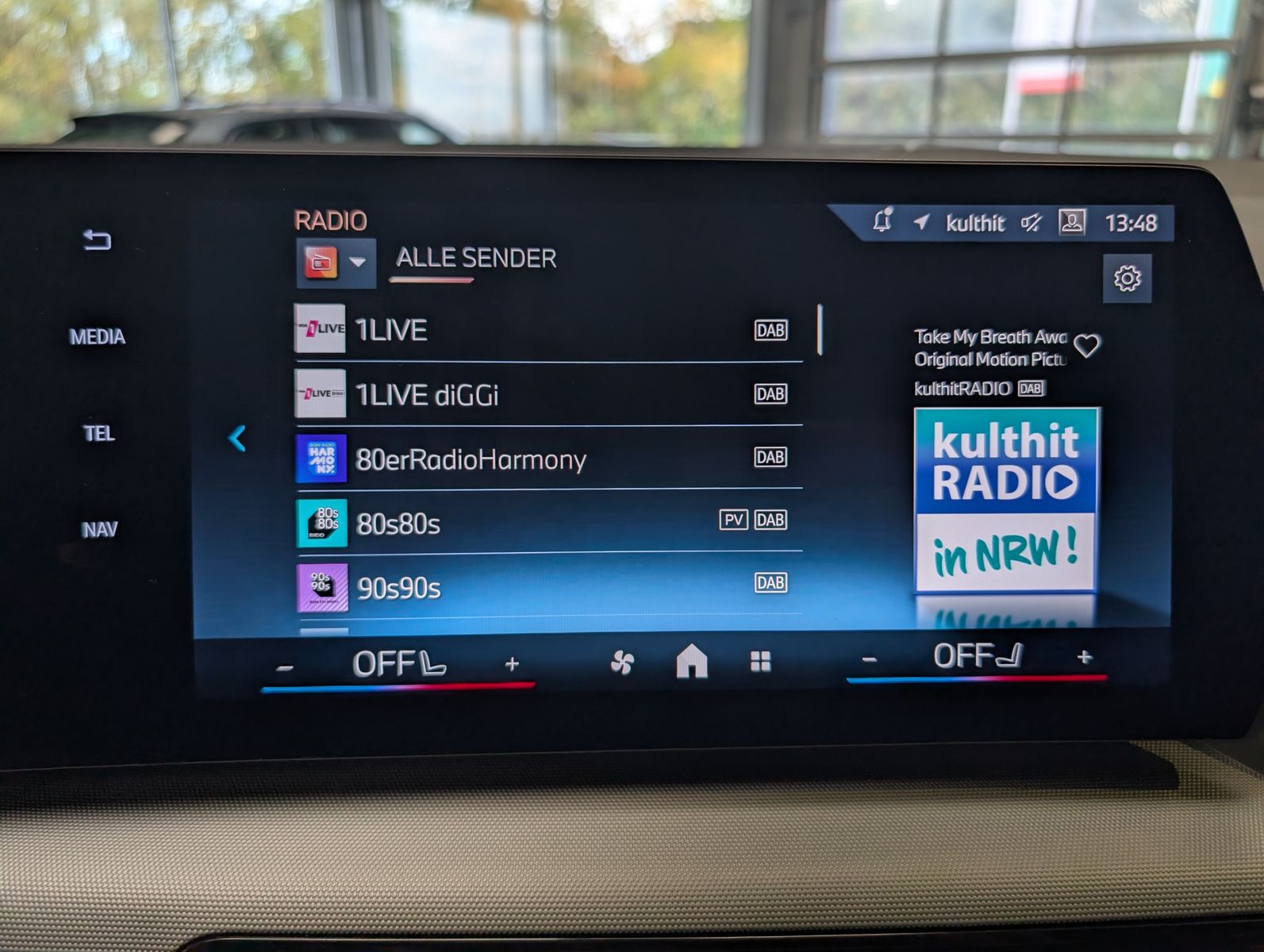 Fahrzeugabbildung BMW 218 Active Tourer d AHK Pano Cam Travel-Paket