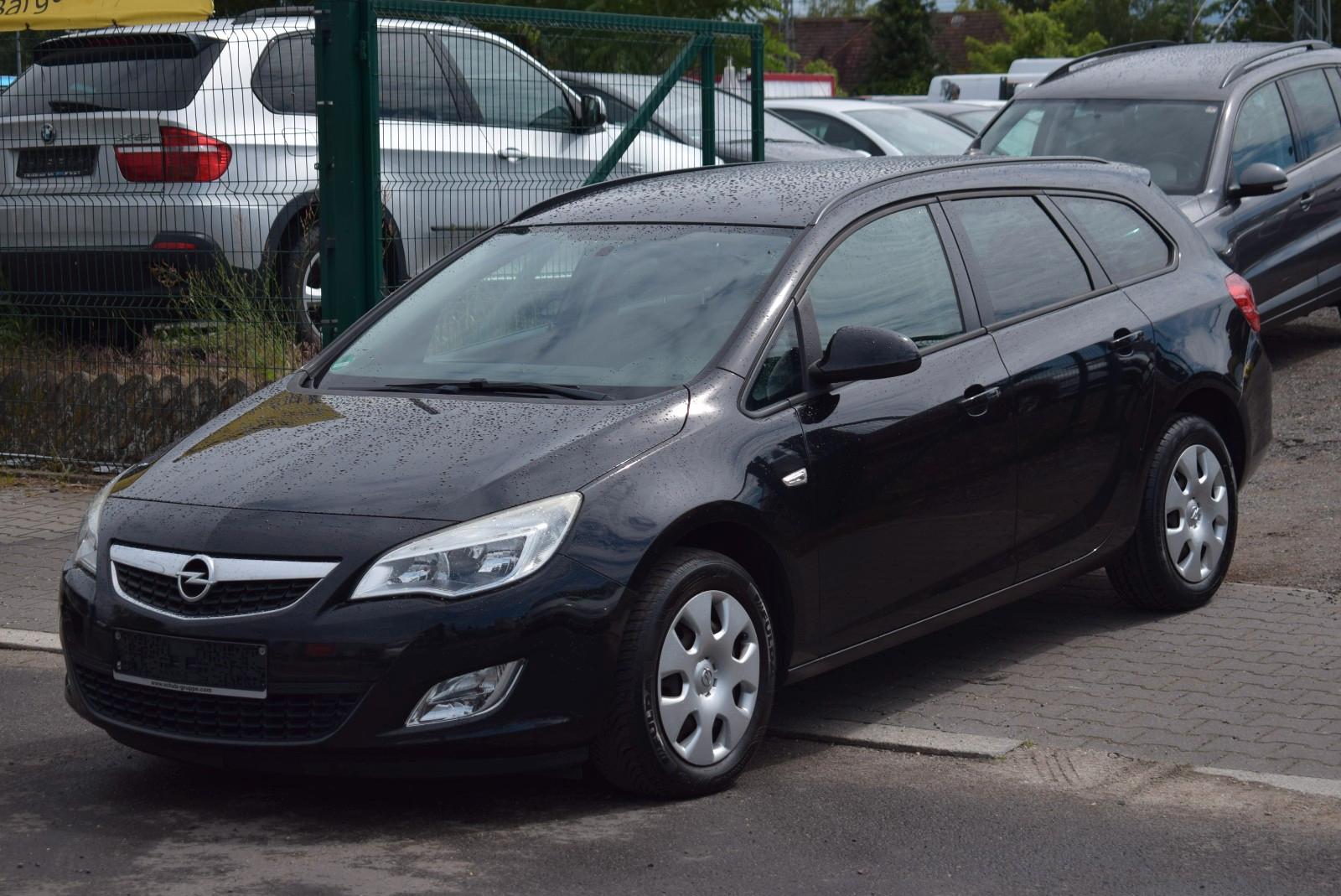 Opel Astra 2011 — салон