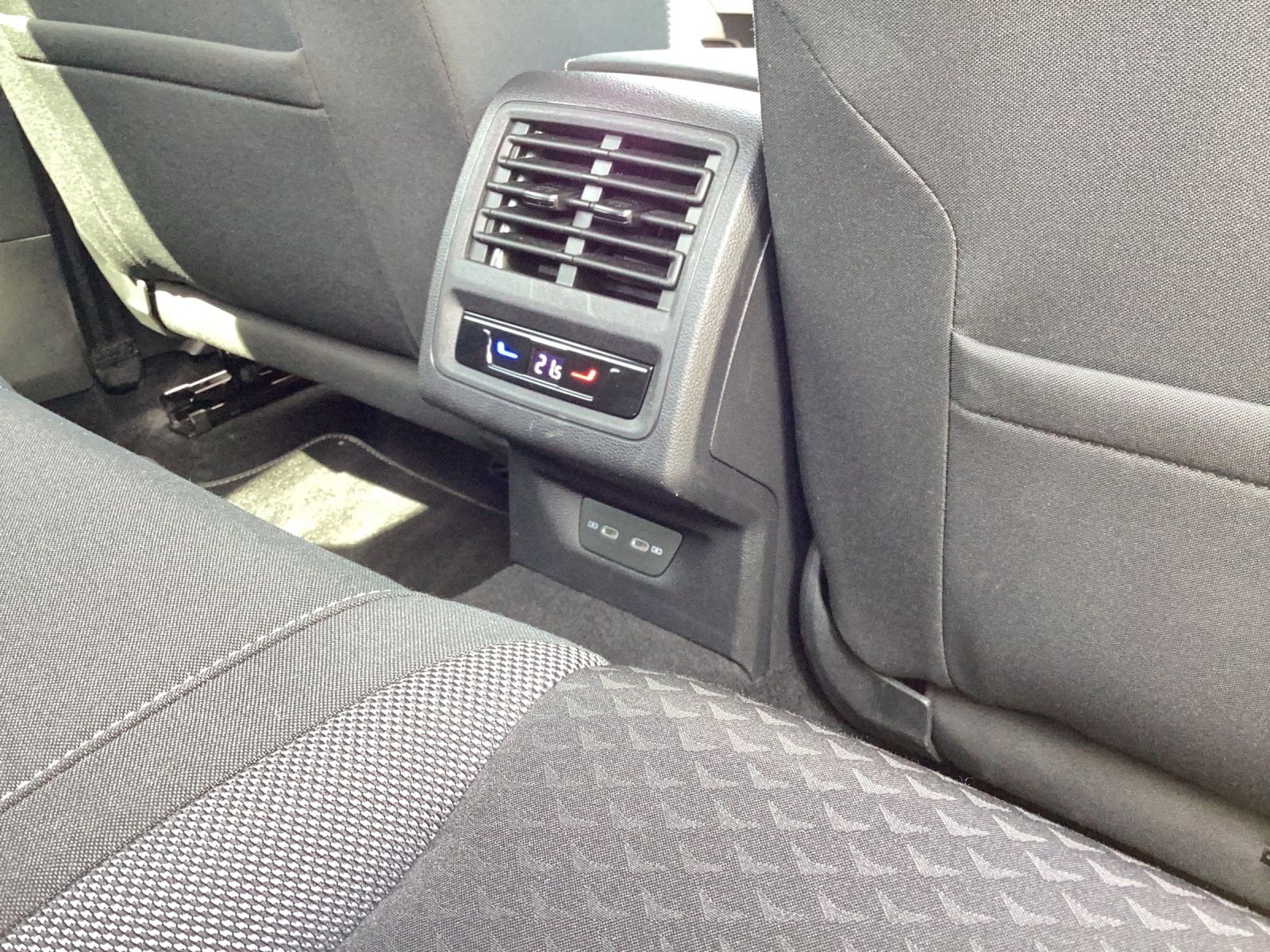 Fahrzeugabbildung Volkswagen Golf VIII eTSI Active DSG LED AHK Navi AID ACC P