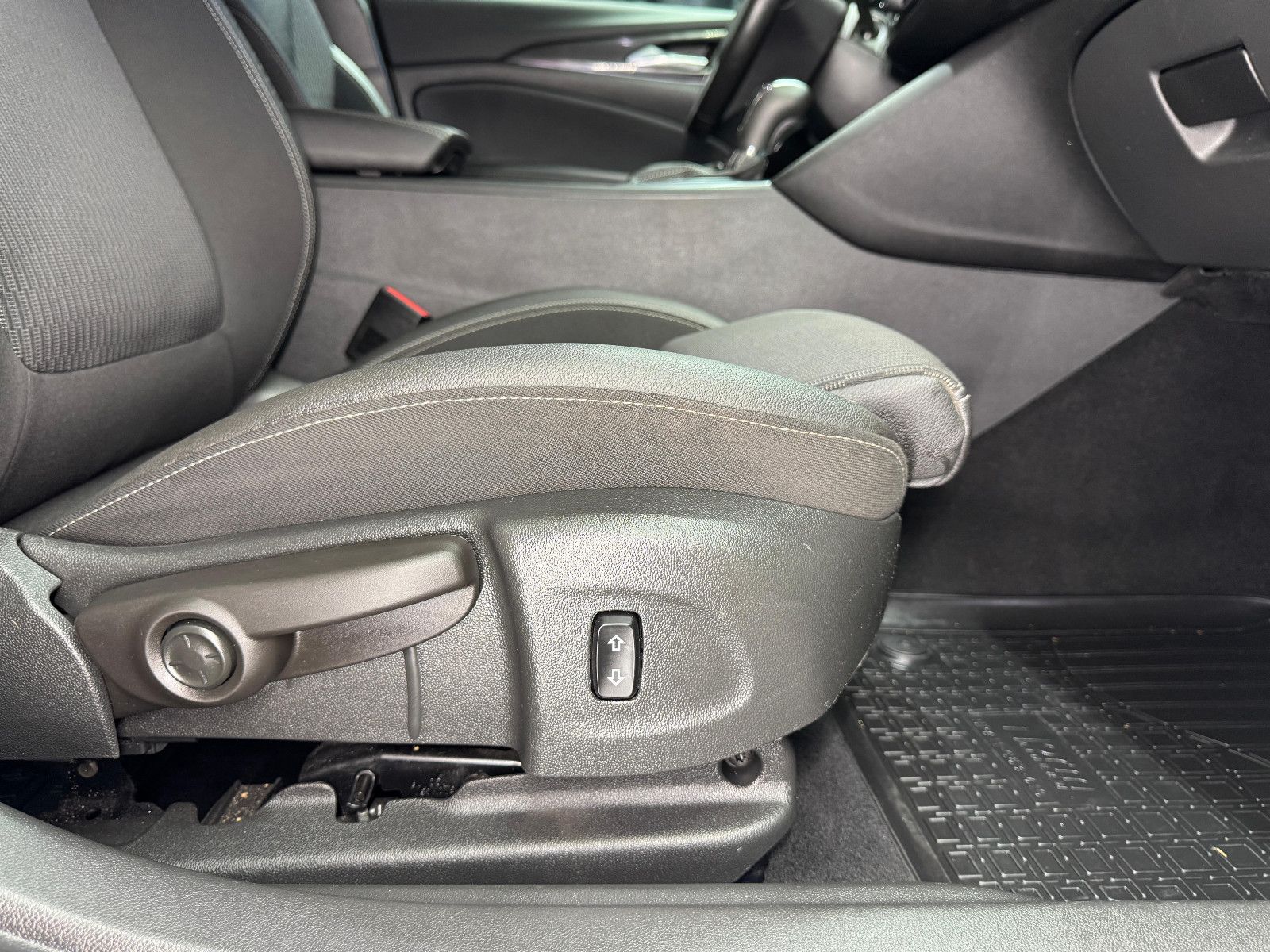 Fahrzeugabbildung Opel Insignia B Sports Tourer Dynamic|KAMERA|AHK