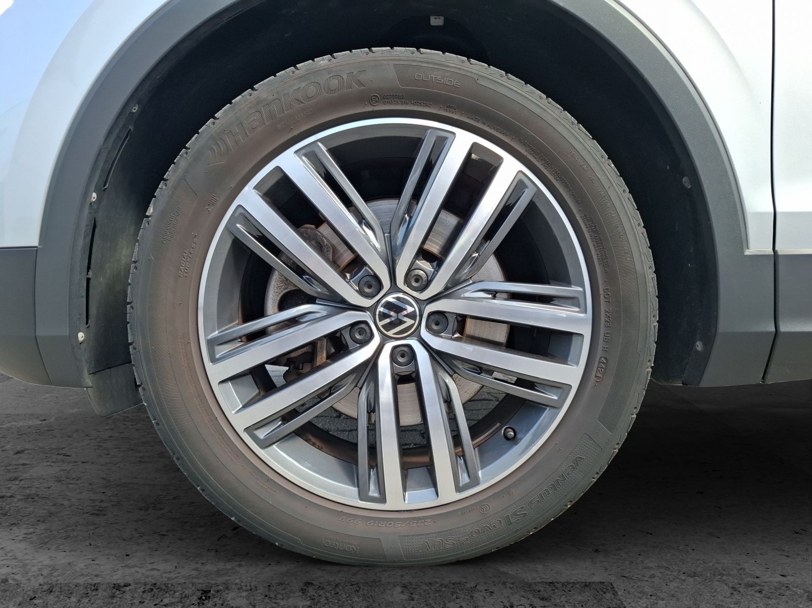 Fahrzeugabbildung Volkswagen Tiguan TSI Elegance DSG 4M Matrix Navi AID ACC R