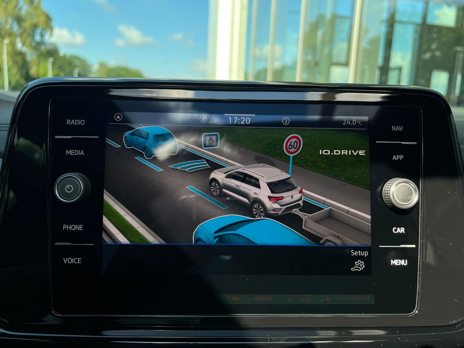Fahrzeugabbildung Volkswagen T-Roc R-Line 1.5 TSI DSG *AHK, Pano, Black Style
