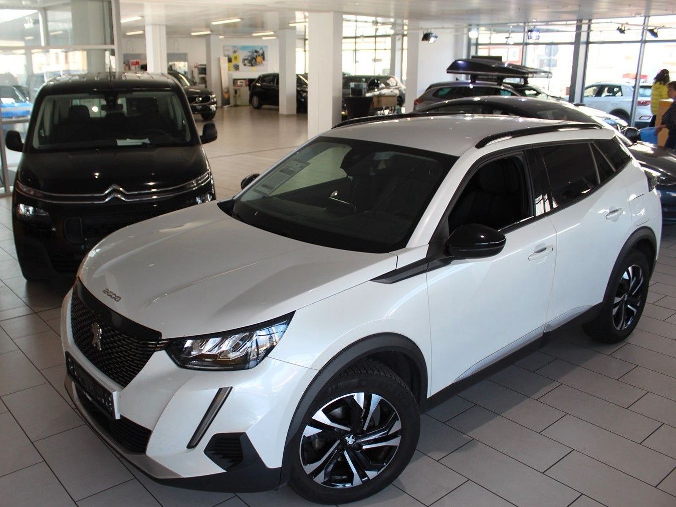 Fahrzeugabbildung Peugeot 2008 Allure Pack 1.2T NAVI/LED/PDC/180°CAM/DAB+