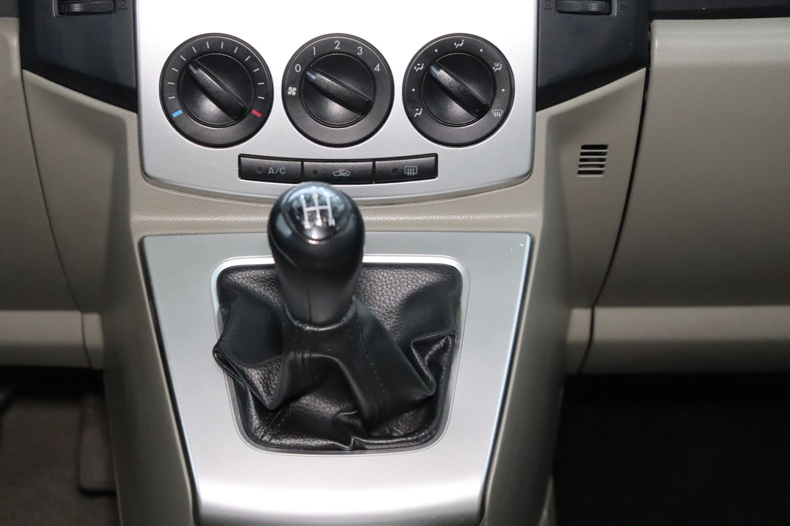 Fahrzeugabbildung Mazda 5 1.8 Comfort * Sitzhg. * Klima * 7-Sitzer