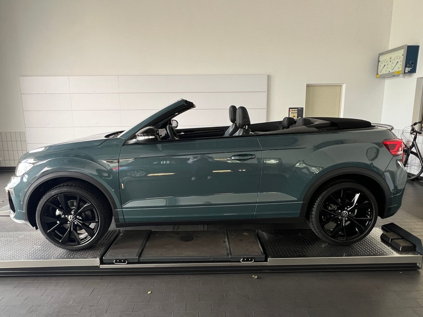 Fahrzeugabbildung Volkswagen T-Roc Cabriolet   R-Line 1.5 TSI DSG *AHK, Black