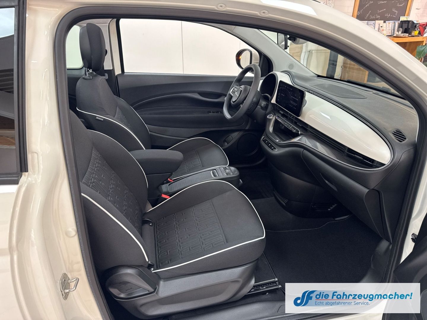Fahrzeugabbildung Fiat 500e Apple CarPlay Android Auto Klimaautom Fahre