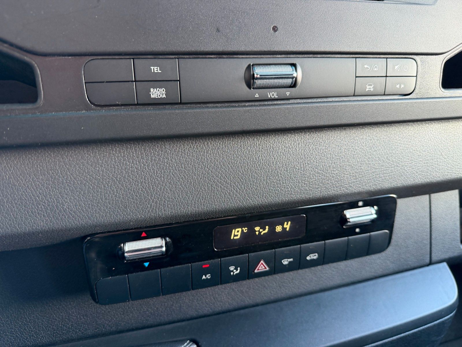 Fahrzeugabbildung Mercedes-Benz Sprinter 215 CDI DoKa Pritsche Plane AHK Klima