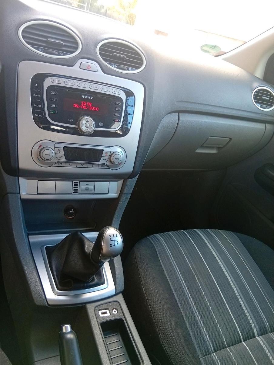 Ford Focus 2010 — photo 9