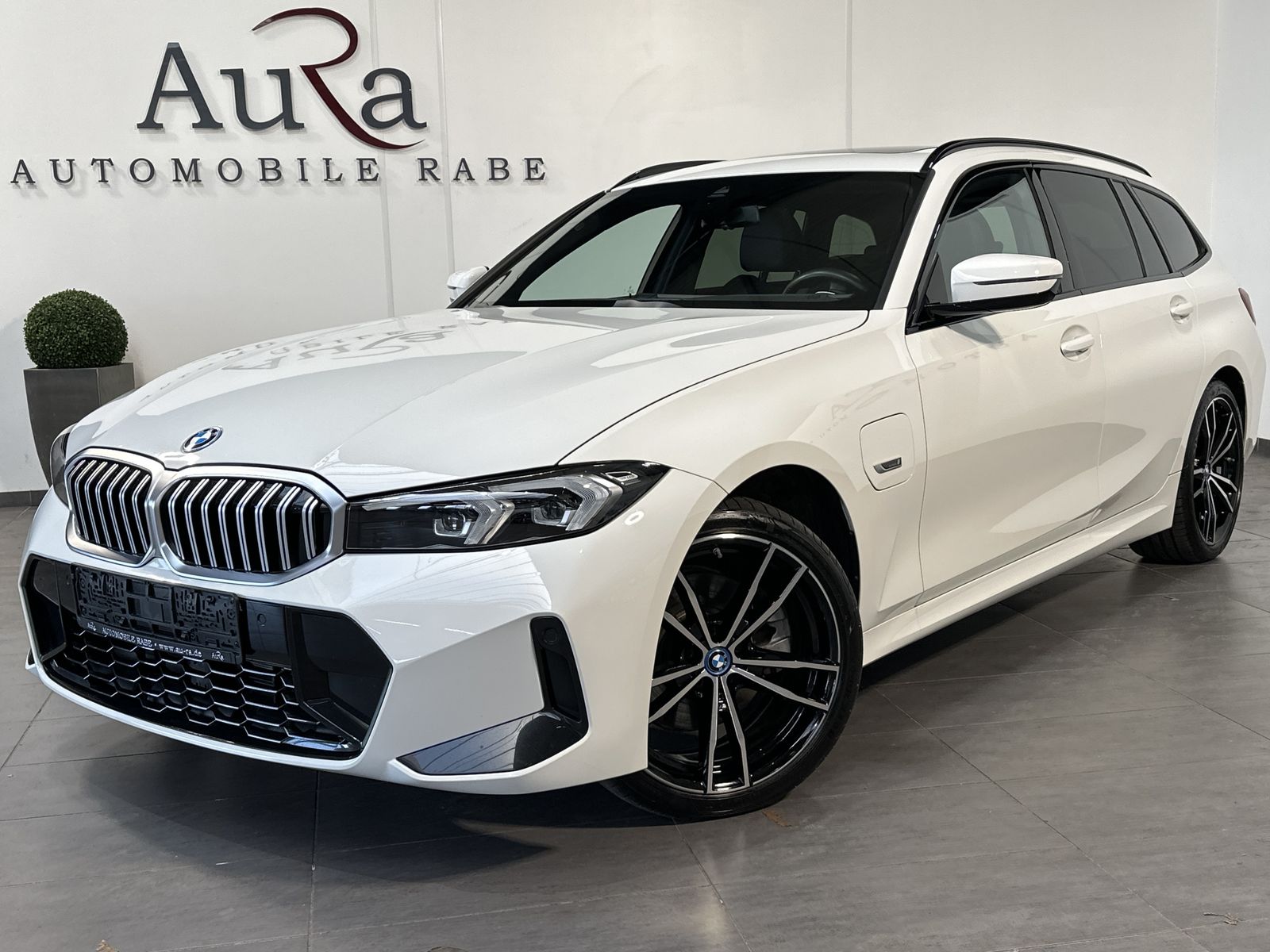 Fahrzeugabbildung BMW 330e Touring M-Sport NAV+LED+PANO+19ZO+ALARM+1HD