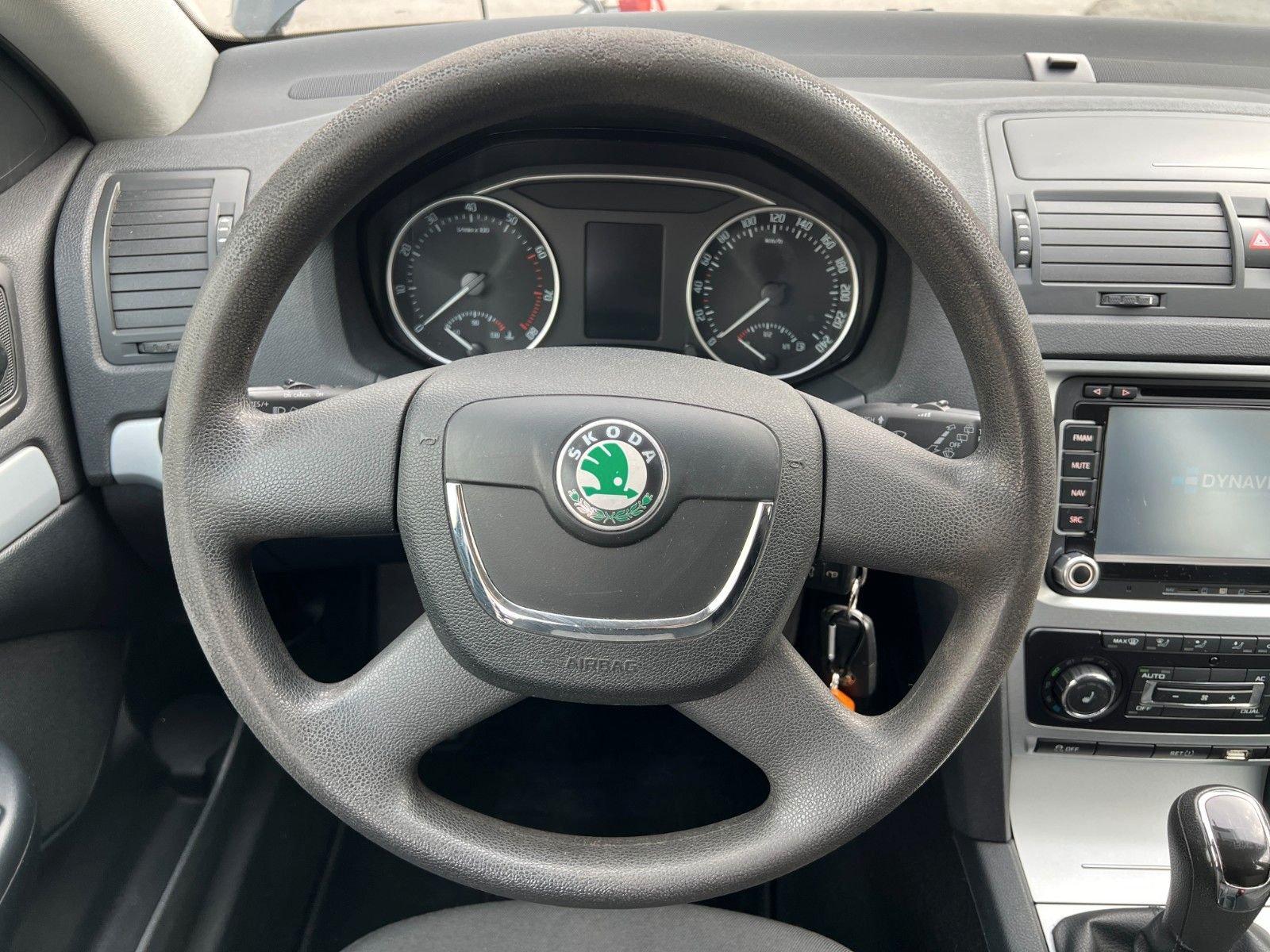 Skoda Octavia 2011 — фото 11
