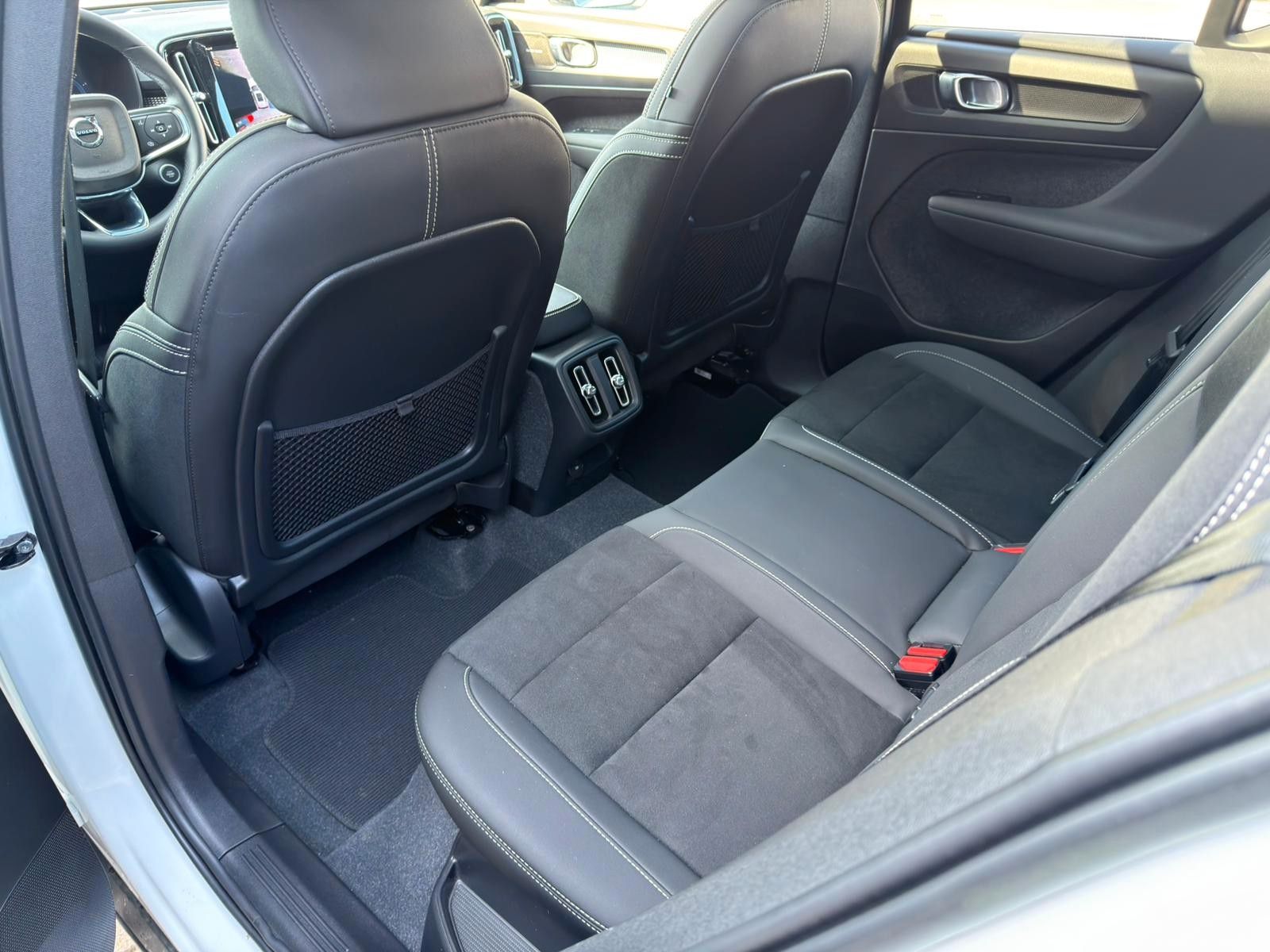 Fahrzeugabbildung Volvo XC40 B4 AWD Ultimate Dark*PANO*STDHZG*360°*ACC