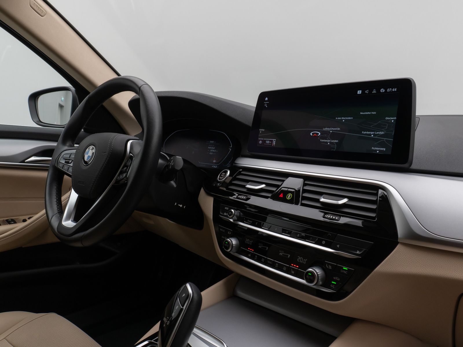 Fahrzeugabbildung BMW 520d Kamera HUD DAB CockPitPro Sitzhzg Alarm LED