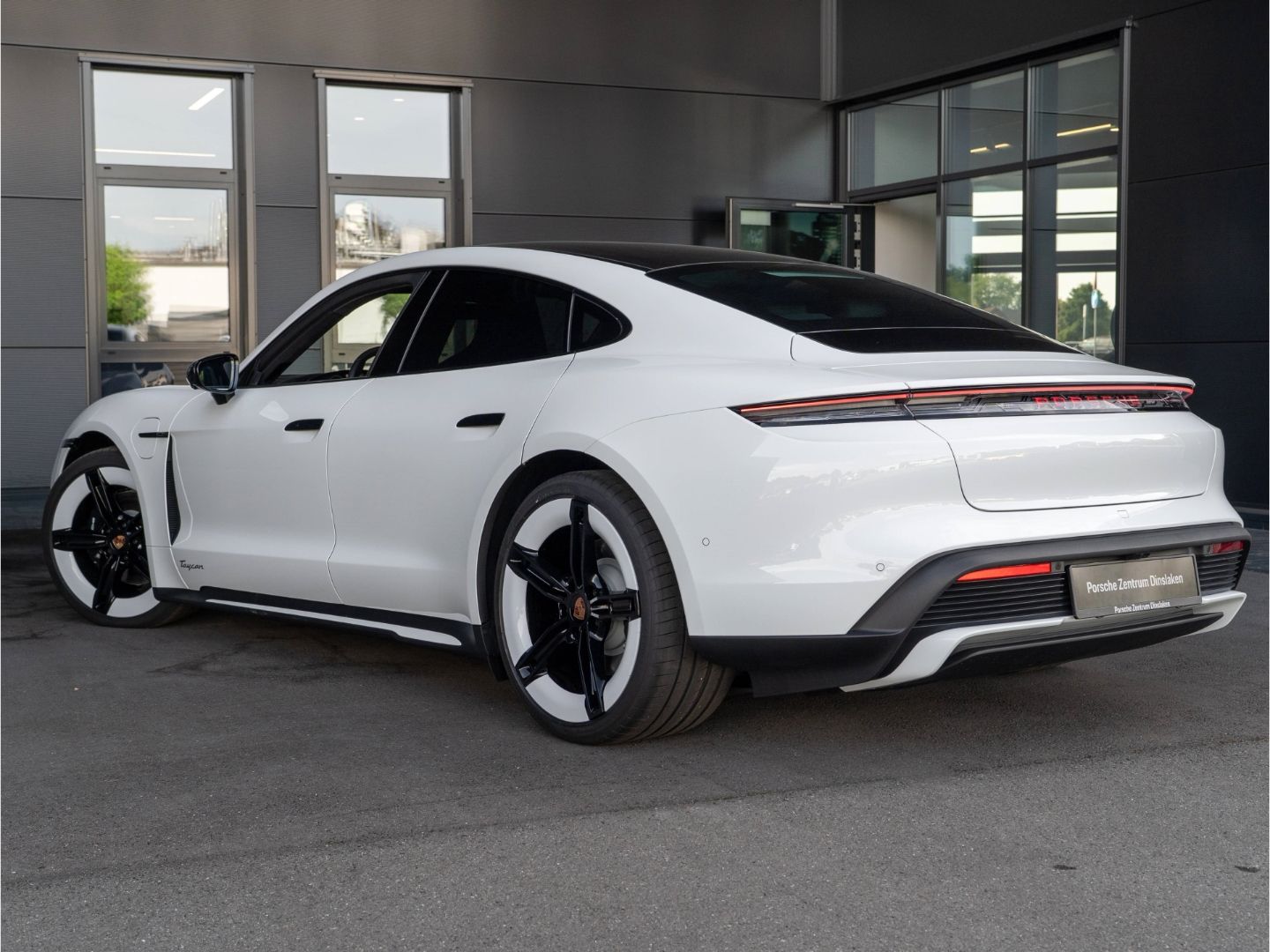 Porsche Taycan Black Edition SportDesign InnoDrive imagem 3
