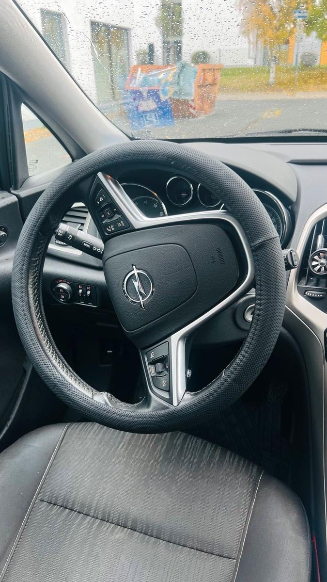 Opel Astra 2011 — photo 7